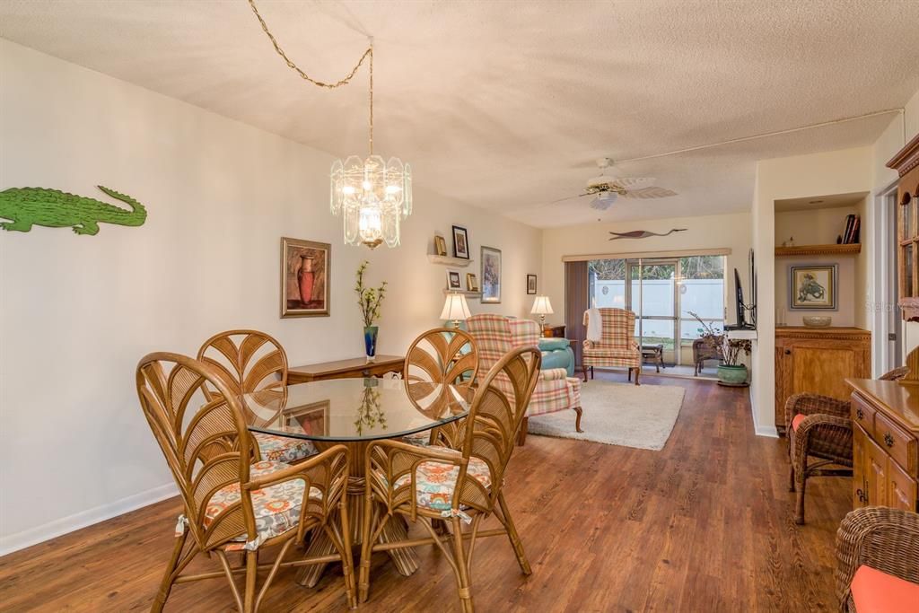 待售: $245,000 (2 贝兹, 2 浴室, 965 平方英尺)