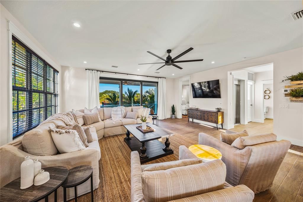 For Sale: $2,975,000 (5 beds, 5 baths, 2966 Square Feet)