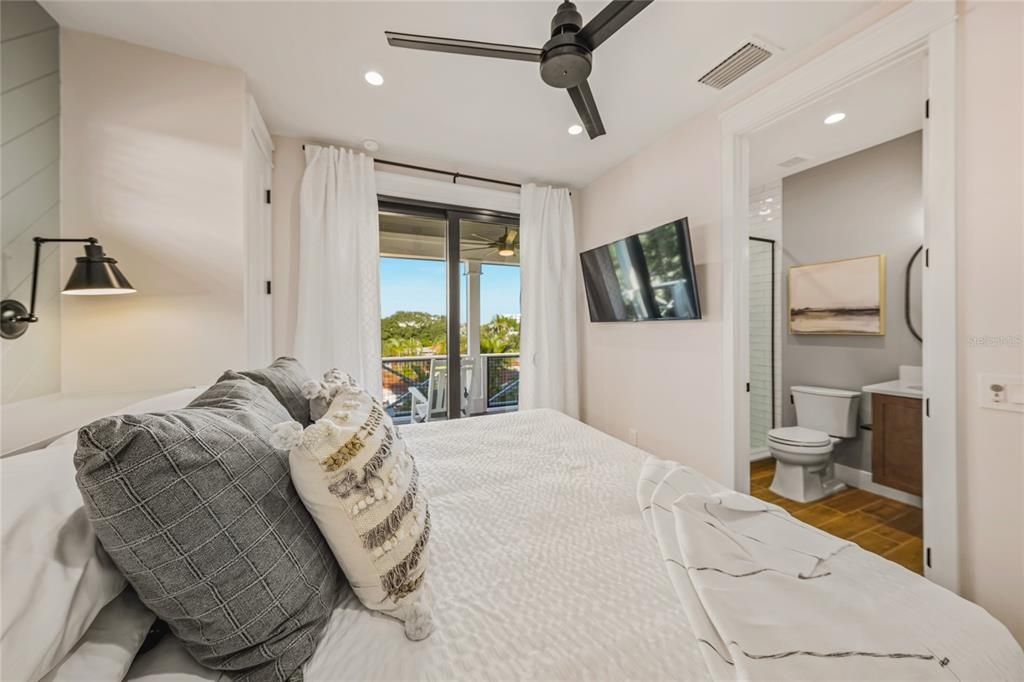 For Sale: $2,975,000 (5 beds, 5 baths, 2966 Square Feet)