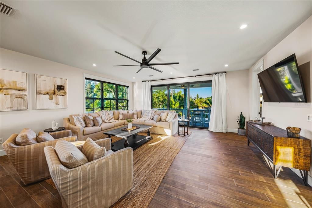 For Sale: $2,975,000 (5 beds, 5 baths, 2966 Square Feet)