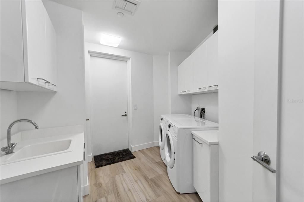 For Sale: $2,495,000 (3 beds, 2 baths, 2040 Square Feet)