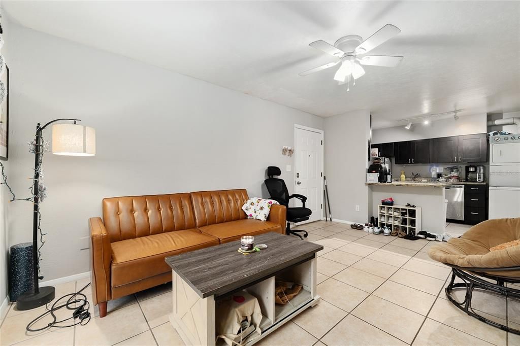For Sale: $129,900 (1 beds, 1 baths, 576 Square Feet)