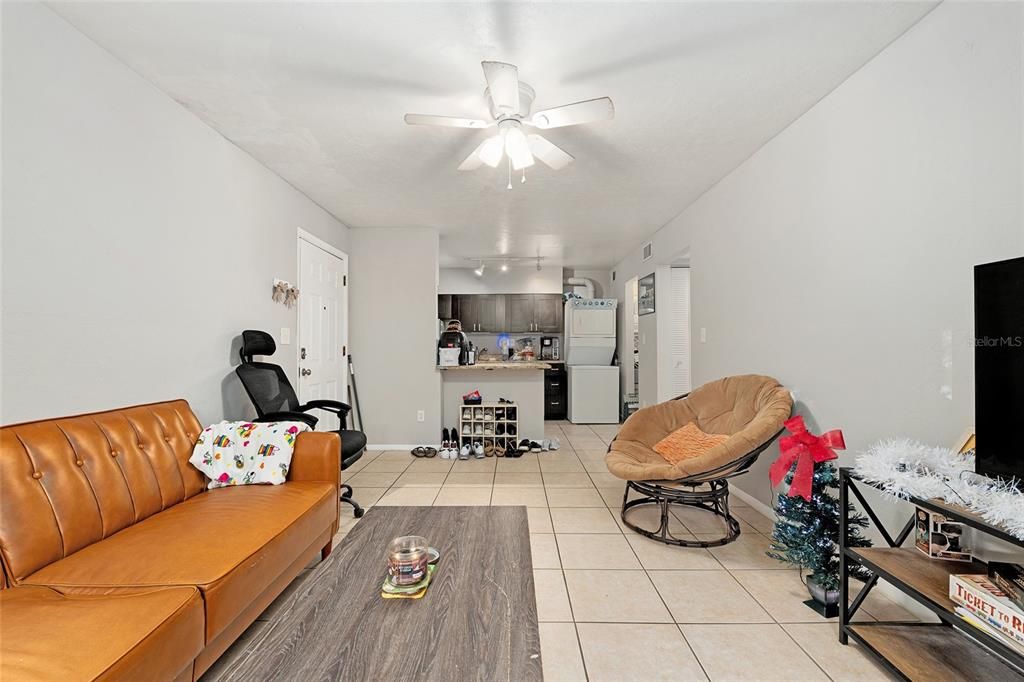 For Sale: $129,900 (1 beds, 1 baths, 576 Square Feet)