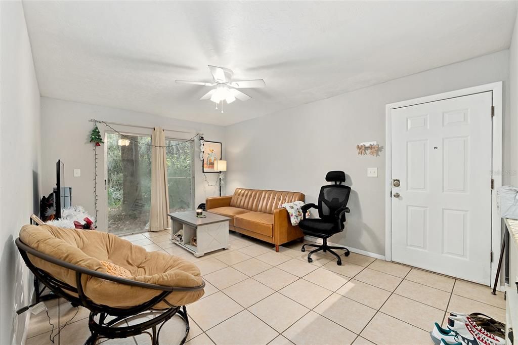 For Sale: $129,900 (1 beds, 1 baths, 576 Square Feet)