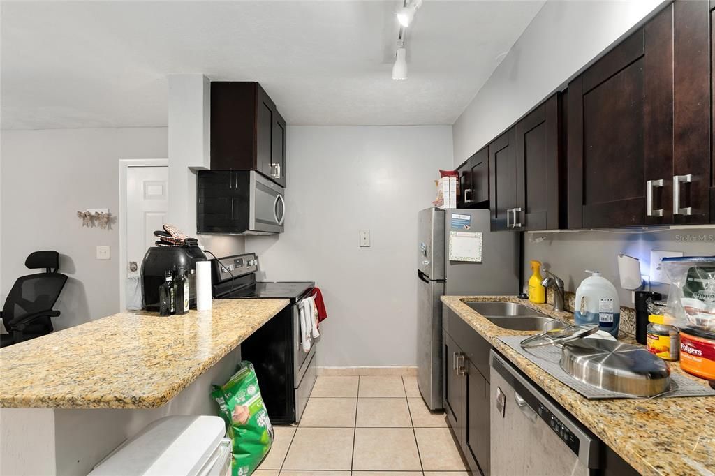 For Sale: $129,900 (1 beds, 1 baths, 576 Square Feet)