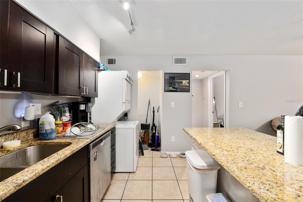For Sale: $129,900 (1 beds, 1 baths, 576 Square Feet)
