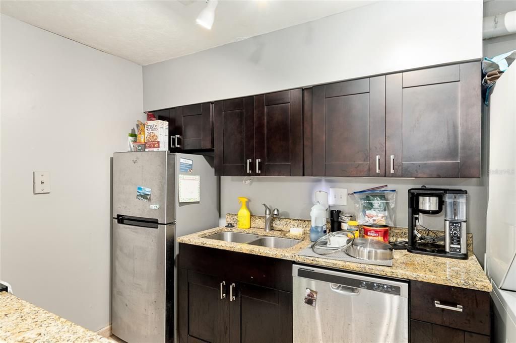 For Sale: $129,900 (1 beds, 1 baths, 576 Square Feet)