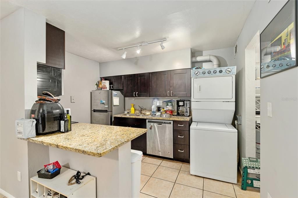 For Sale: $129,900 (1 beds, 1 baths, 576 Square Feet)