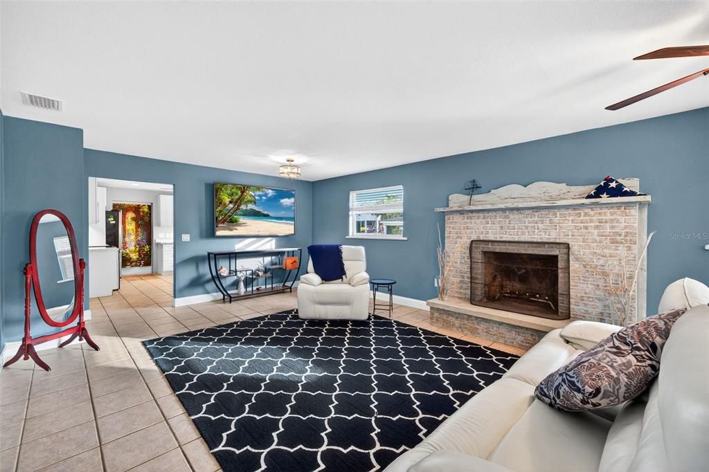 For Sale: $365,000 (4 beds, 3 baths, 1734 Square Feet)