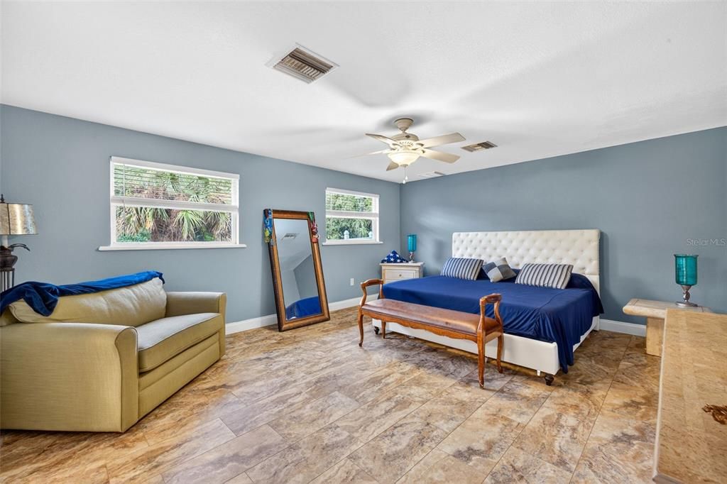 For Sale: $365,000 (4 beds, 3 baths, 1734 Square Feet)