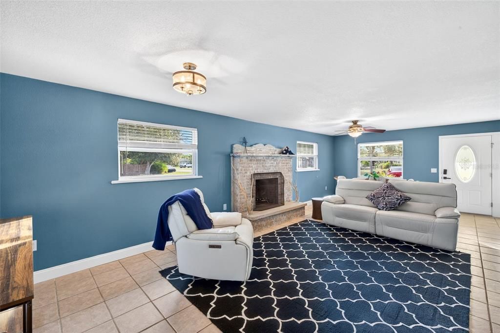 For Sale: $365,000 (4 beds, 3 baths, 1734 Square Feet)