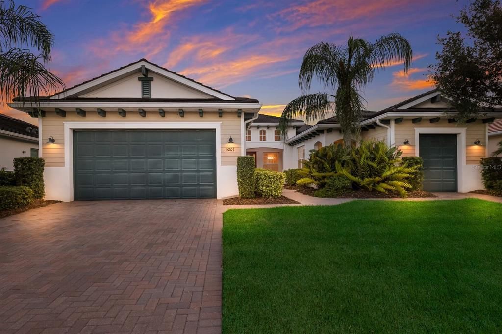 For Sale: $830,000 (3 beds, 3 baths, 2774 Square Feet)