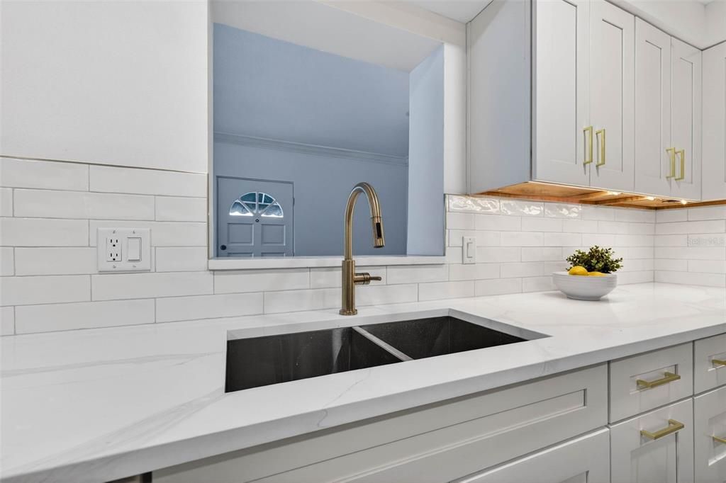 For Sale: $349,000 (2 beds, 2 baths, 1600 Square Feet)