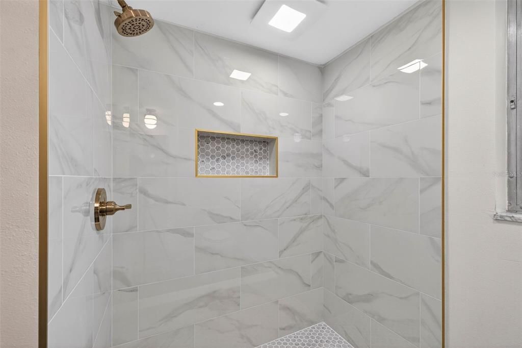 For Sale: $349,000 (2 beds, 2 baths, 1600 Square Feet)