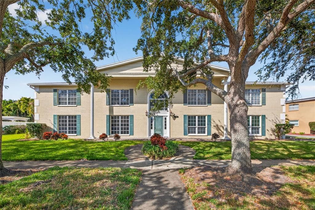 For Sale: $349,000 (2 beds, 2 baths, 1600 Square Feet)