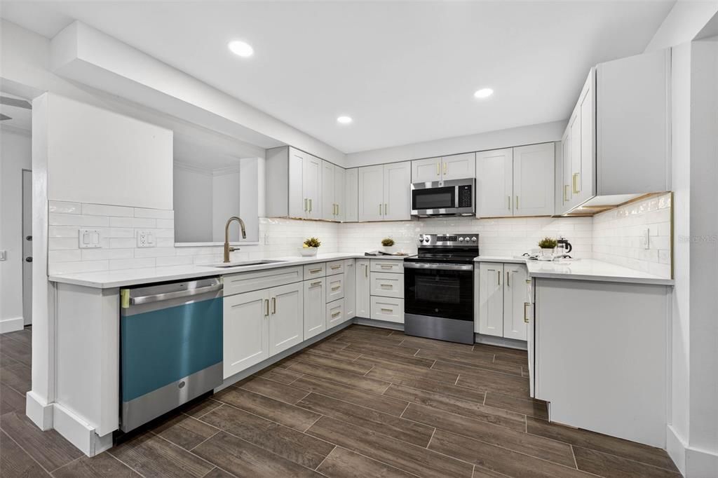 For Sale: $349,000 (2 beds, 2 baths, 1600 Square Feet)