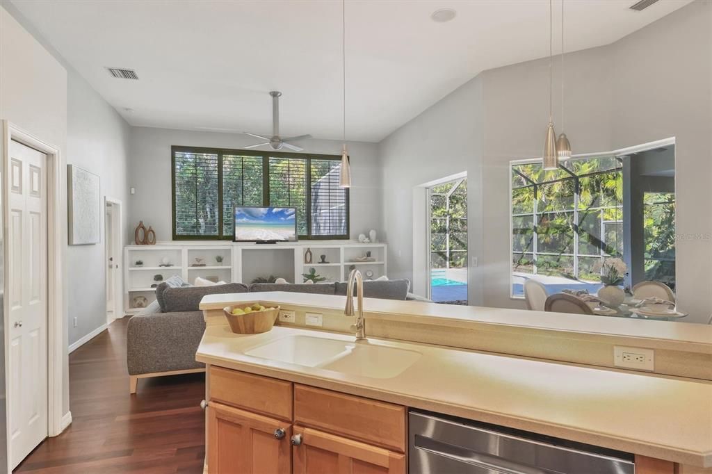 En Venta: $650,000 (4 camas, 3 baños, 2557 Pies cuadrados)