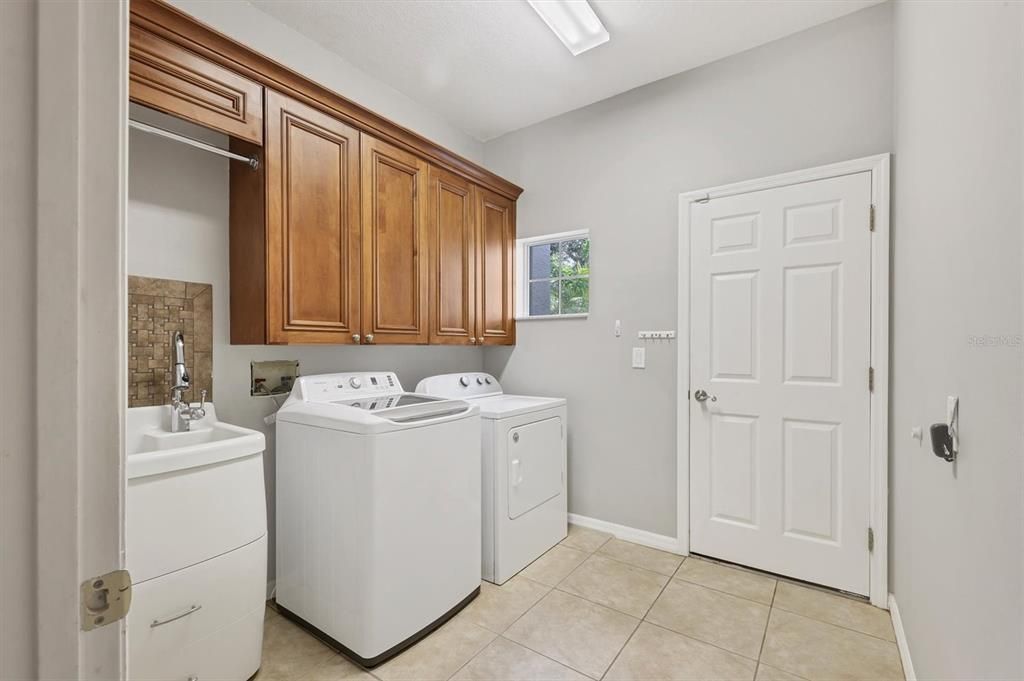 En Venta: $650,000 (4 camas, 3 baños, 2557 Pies cuadrados)