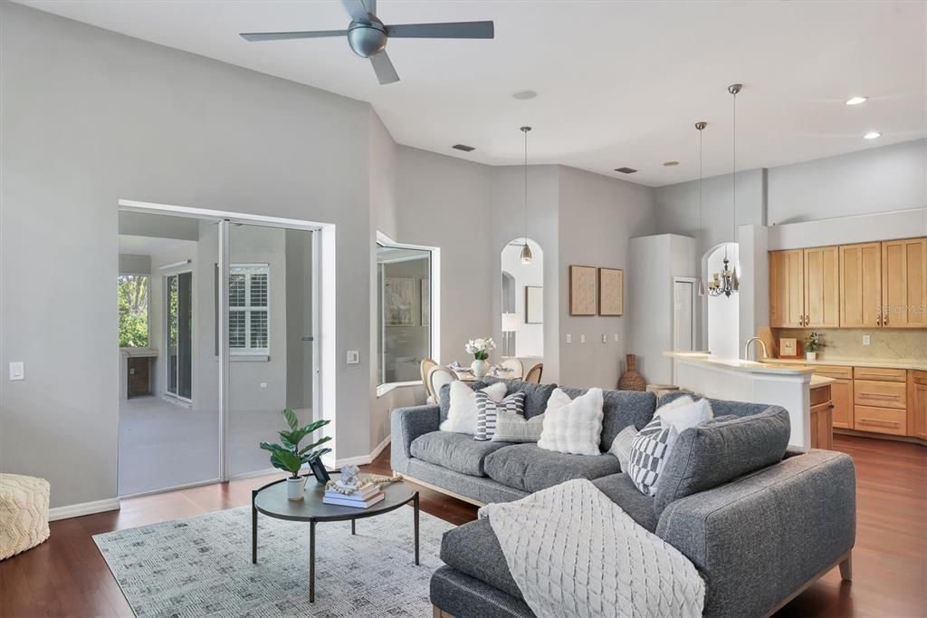 En Venta: $650,000 (4 camas, 3 baños, 2557 Pies cuadrados)