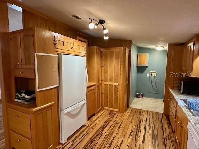 For Sale: $209,000 (4 beds, 2 baths, 1344 Square Feet)