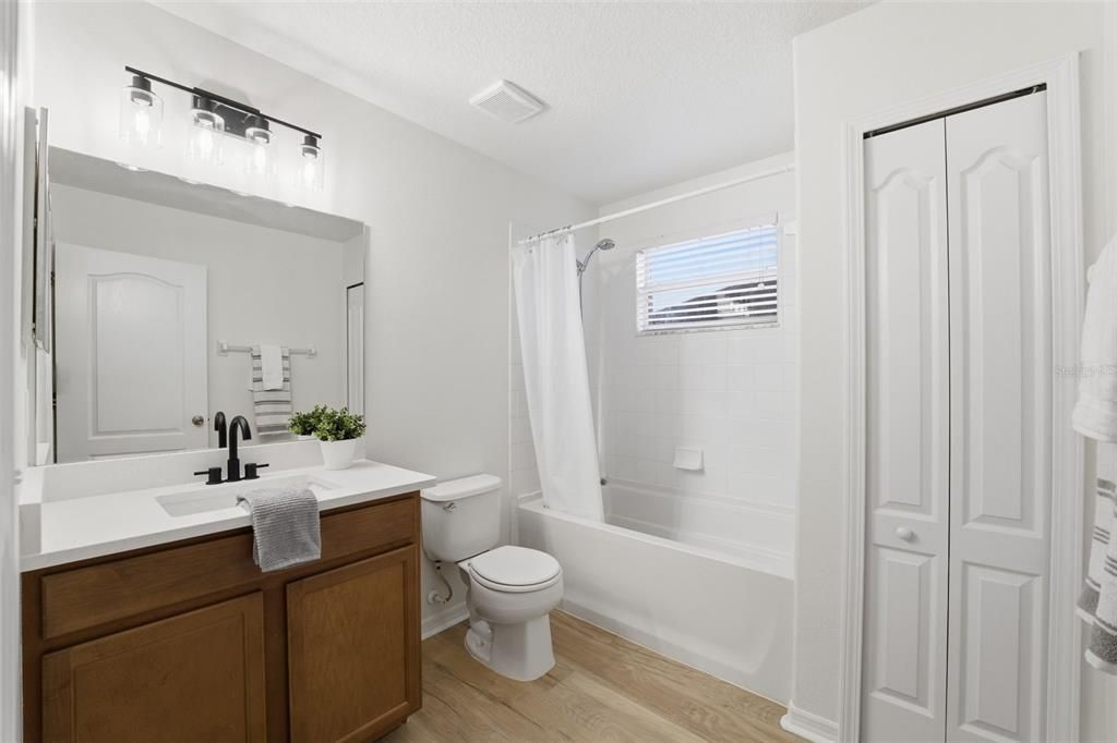 For Sale: $359,900 (5 beds, 2 baths, 2200 Square Feet)