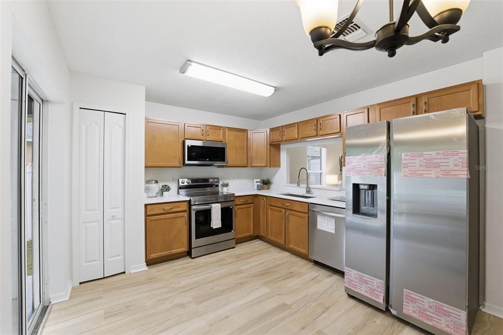 For Sale: $359,900 (5 beds, 2 baths, 2200 Square Feet)