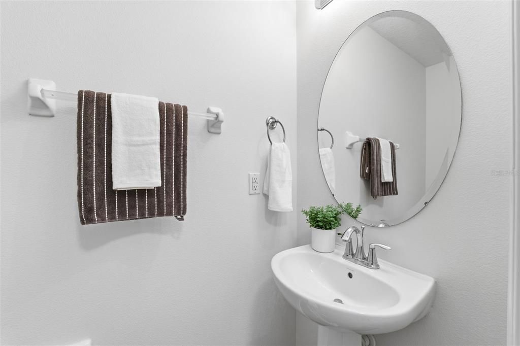 For Sale: $359,900 (5 beds, 2 baths, 2200 Square Feet)