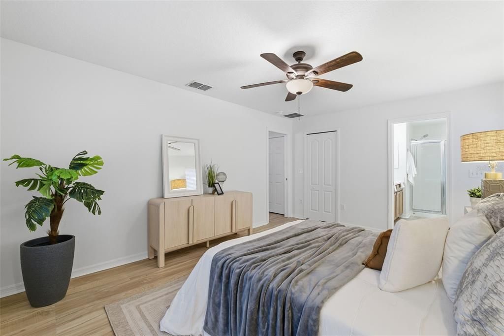 For Sale: $359,900 (5 beds, 2 baths, 2200 Square Feet)