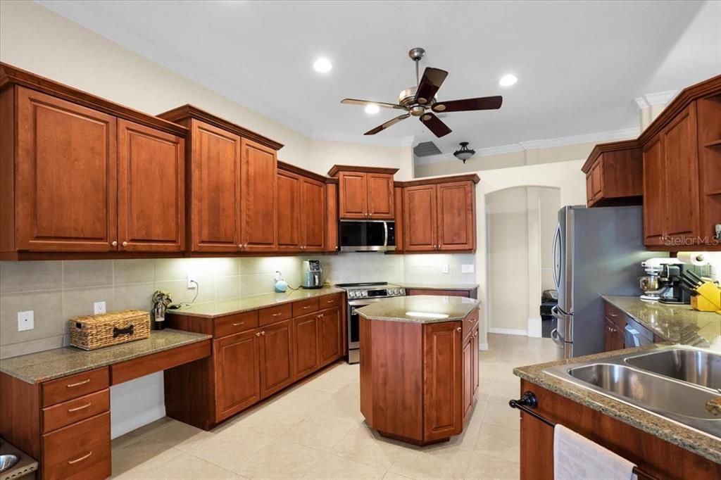 En Venta: $739,000 (3 camas, 2 baños, 2630 Pies cuadrados)