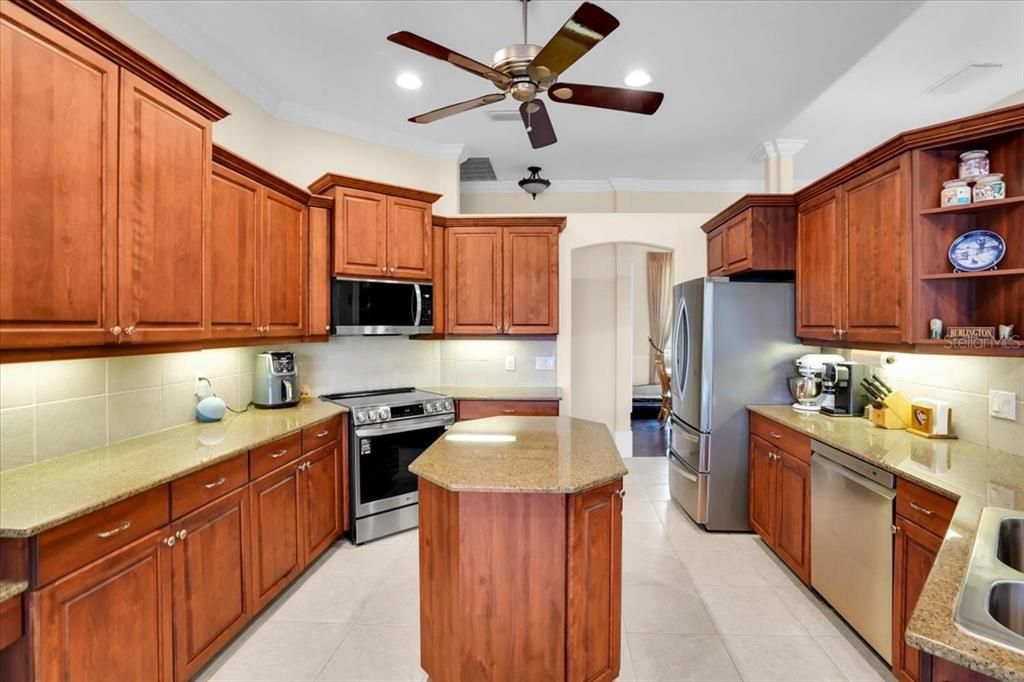 En Venta: $739,000 (3 camas, 2 baños, 2630 Pies cuadrados)