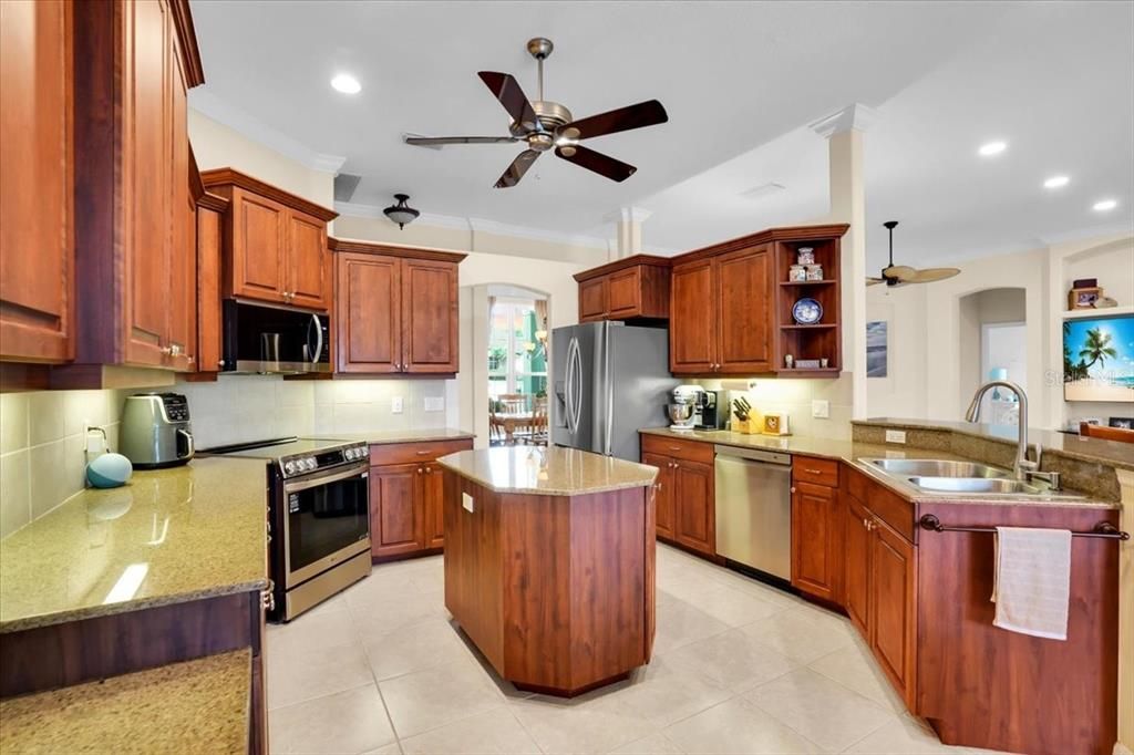 En Venta: $739,000 (3 camas, 2 baños, 2630 Pies cuadrados)