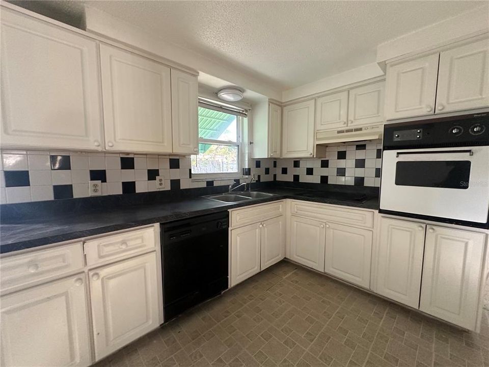 For Sale: $194,900 (2 beds, 2 baths, 936 Square Feet)