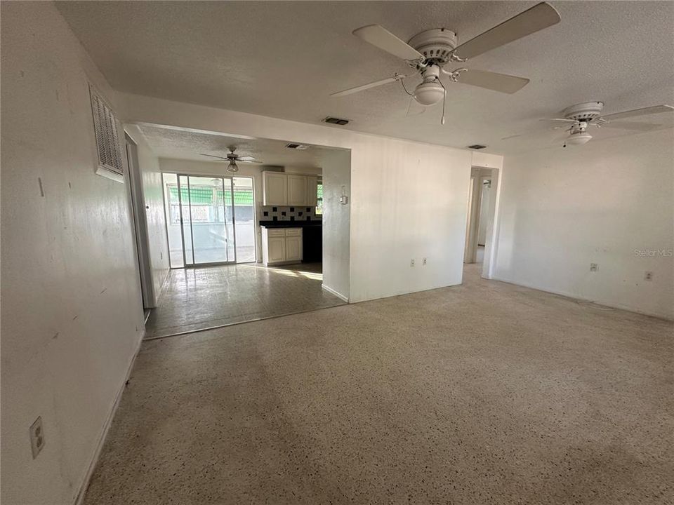 For Sale: $194,900 (2 beds, 2 baths, 936 Square Feet)