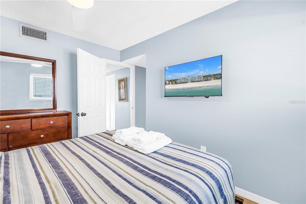 For Sale: $899,000 (3 beds, 2 baths, 1180 Square Feet)