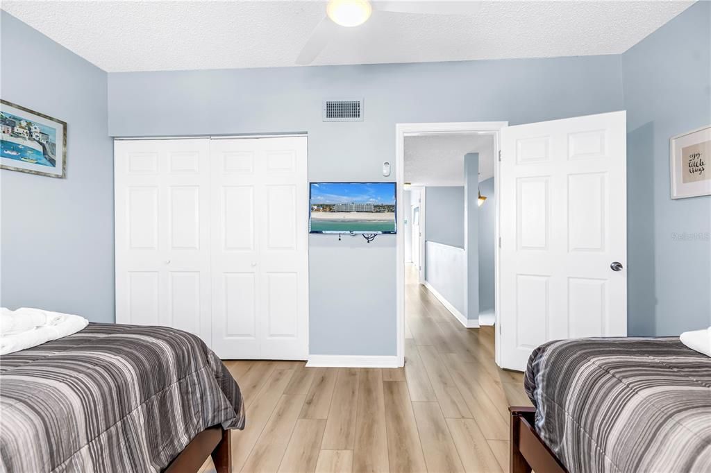 For Sale: $899,000 (3 beds, 2 baths, 1180 Square Feet)