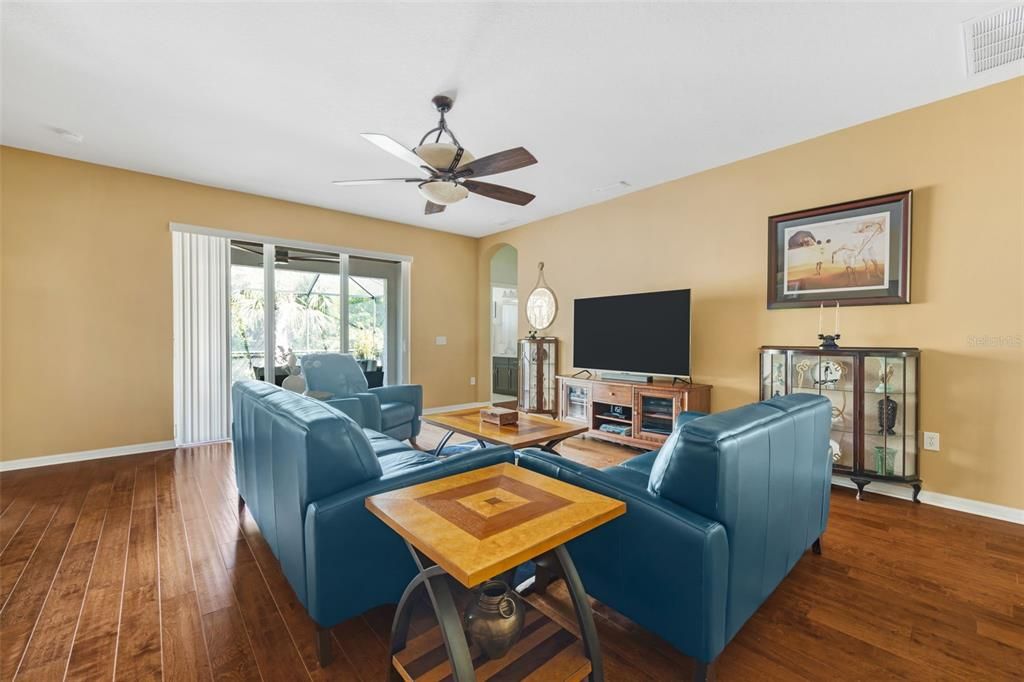 En Venta: $524,900 (4 camas, 3 baños, 2786 Pies cuadrados)