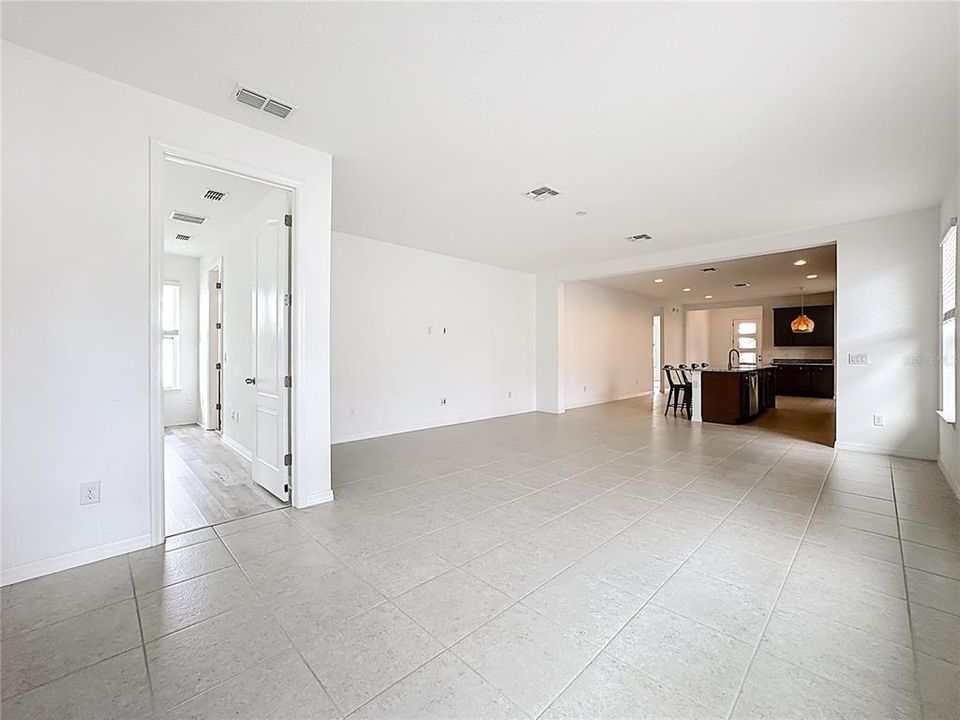 En Venta: $615,000 (3 camas, 2 baños, 1962 Pies cuadrados)