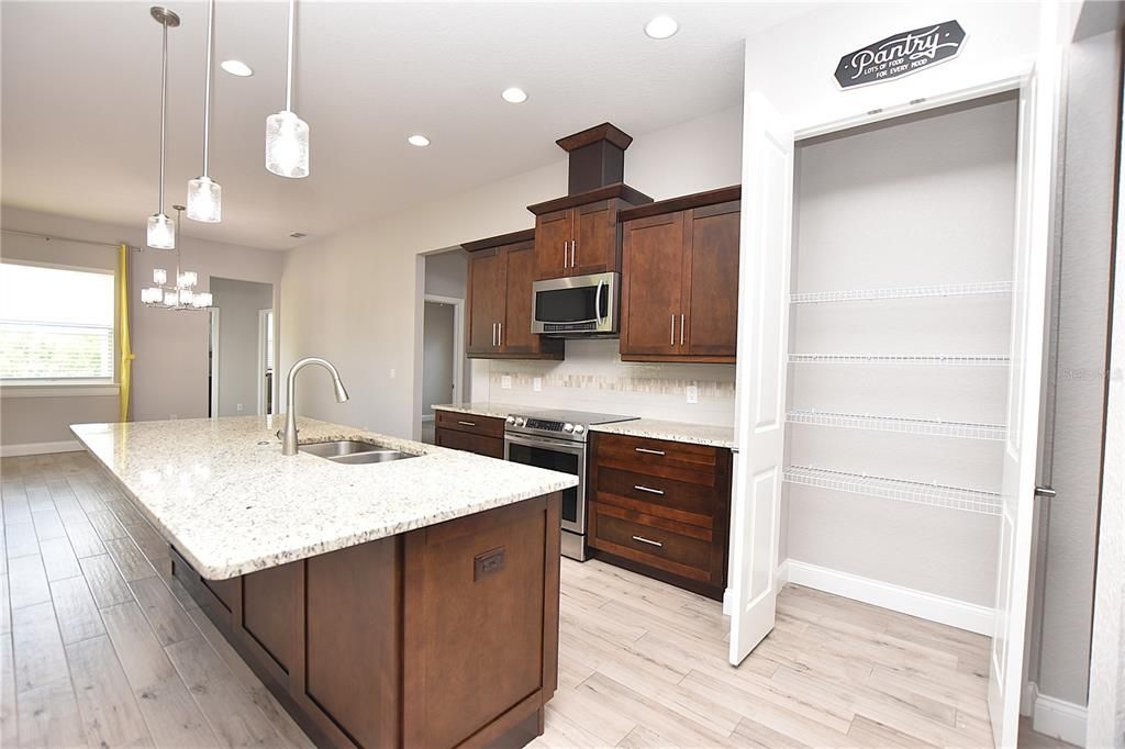 En Venta: $580,000 (4 camas, 3 baños, 2549 Pies cuadrados)