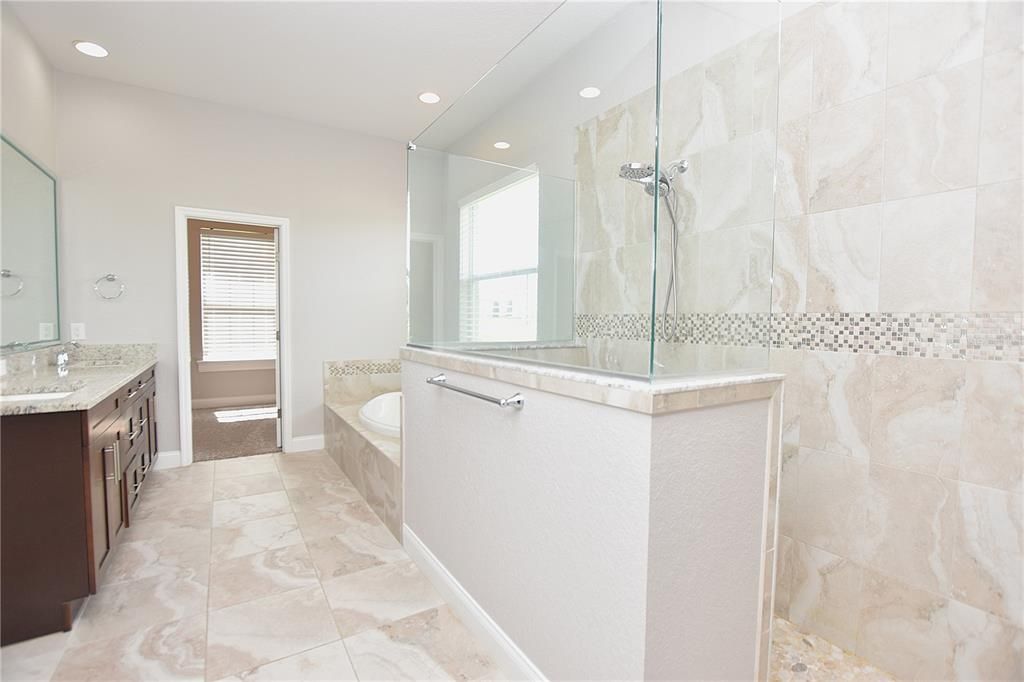 En Venta: $580,000 (4 camas, 3 baños, 2549 Pies cuadrados)