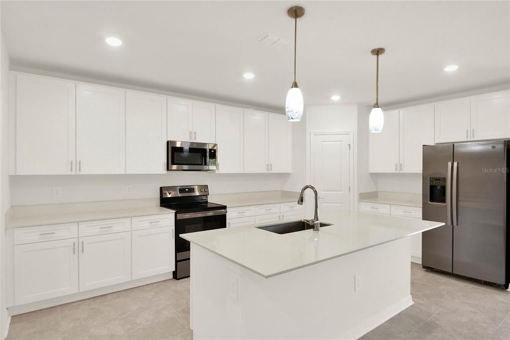 На продажу: $350,000 (5 спален, 2 ванн, 2274 Квадратных фут)