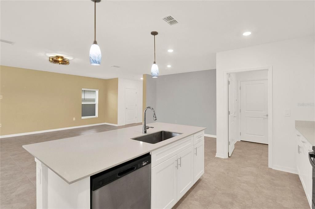 На продажу: $350,000 (5 спален, 2 ванн, 2274 Квадратных фут)