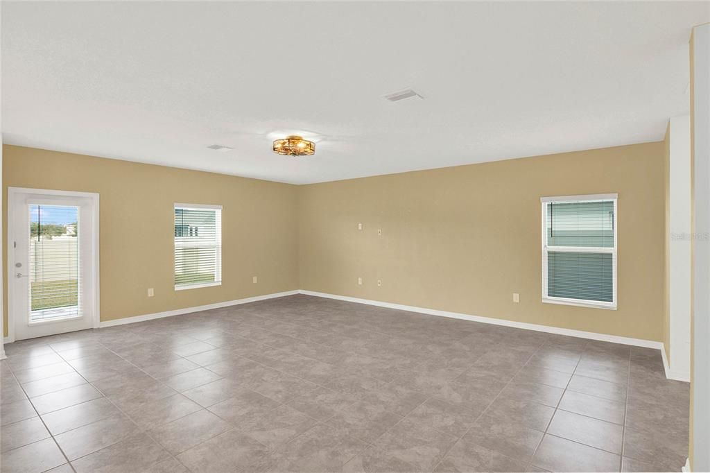 На продажу: $350,000 (5 спален, 2 ванн, 2274 Квадратных фут)