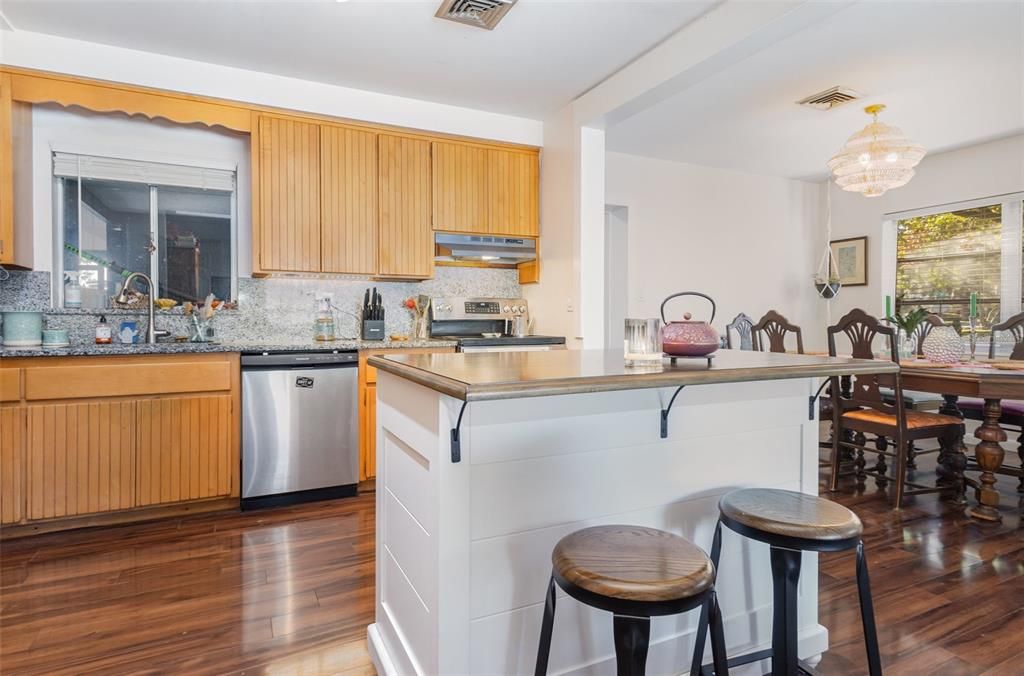 待售: $400,000 (4 贝兹, 3 浴室, 2228 平方英尺)