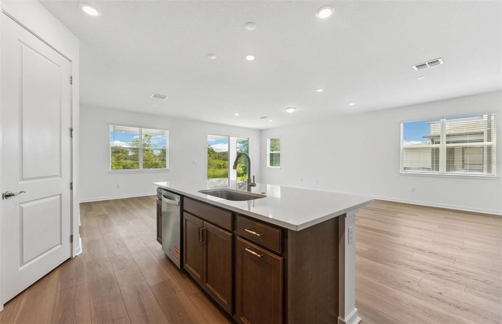 En Venta: $530,380 (3 camas, 3 baños, 2257 Pies cuadrados)