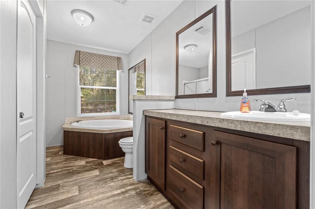 На продажу: $240,000 (3 спален, 2 ванн, 1512 Квадратных фут)