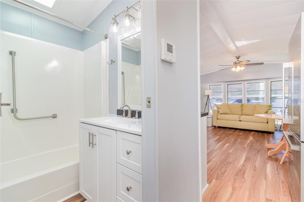 For Sale: $145,000 (1 beds, 1 baths, 688 Square Feet)