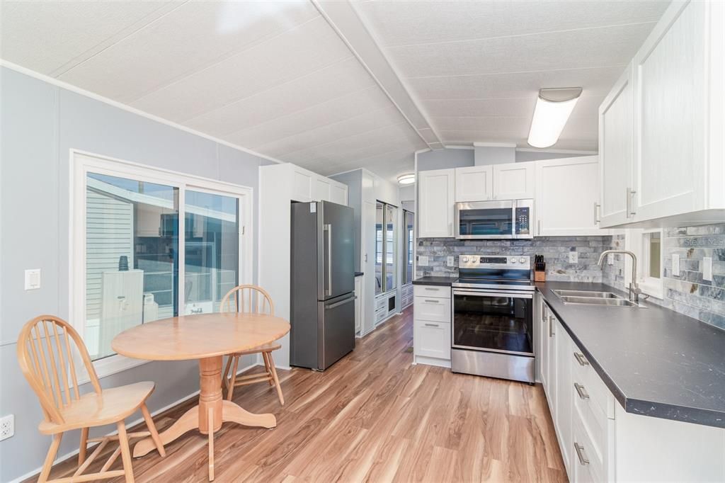 For Sale: $145,000 (1 beds, 1 baths, 688 Square Feet)