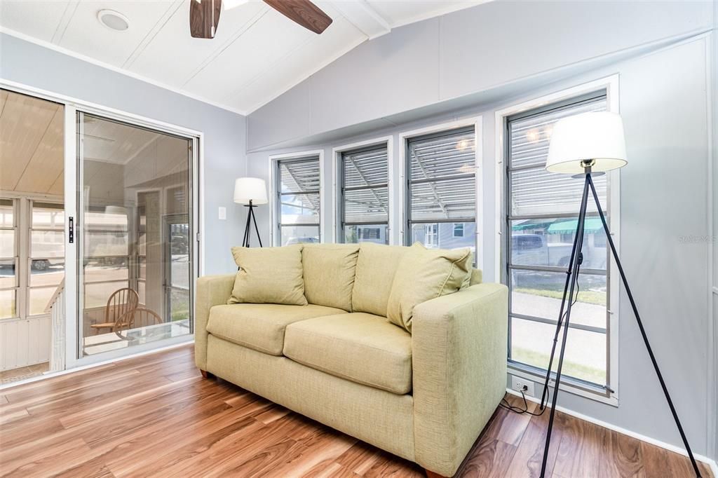 For Sale: $145,000 (1 beds, 1 baths, 688 Square Feet)