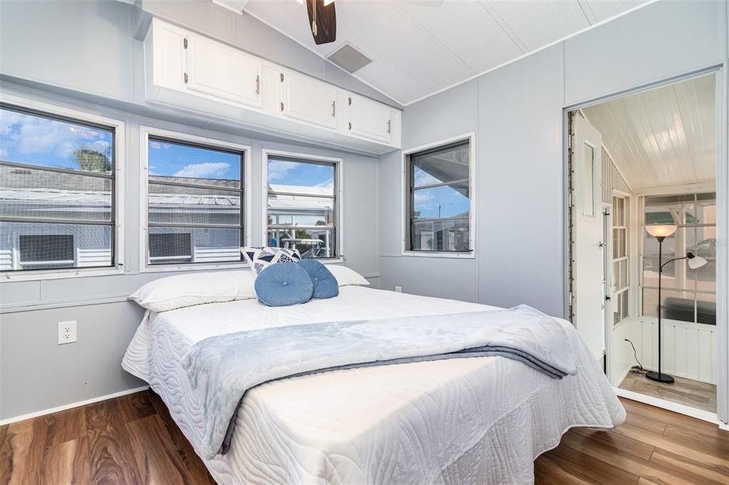 For Sale: $145,000 (1 beds, 1 baths, 688 Square Feet)