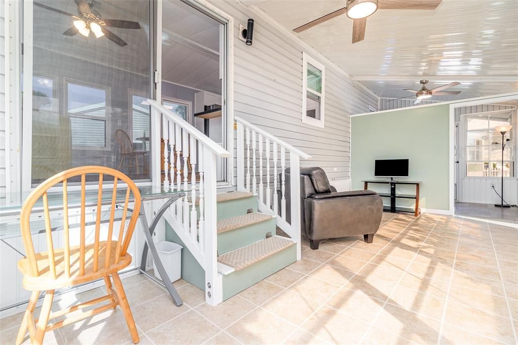 For Sale: $145,000 (1 beds, 1 baths, 688 Square Feet)